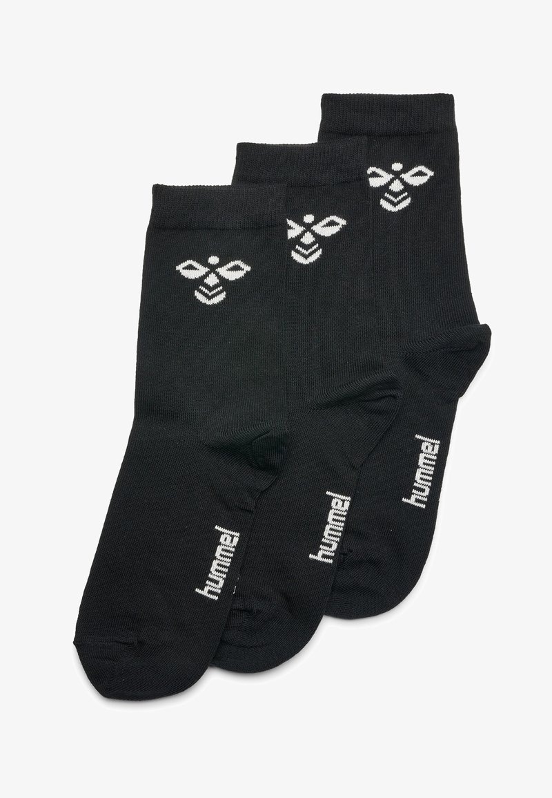 Sorte bomuldsstrømper med hvidt bi-logo og teksten "hummel", med en glat tekstur og ankellang design. Pakke med tre par.