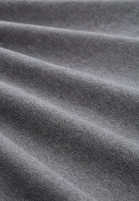 Țesătură gri cu o suprafață moale și texturată, având pliuri diagonale subtile și o finisare netedă, potrivită pentru diverse aplicații textile.