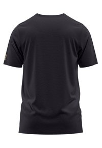 Camiseta negra de manga corta, hecha de tejido de algodón suave, con un cuello redondo y una pequeña etiqueta de la marca en la manga izquierda.