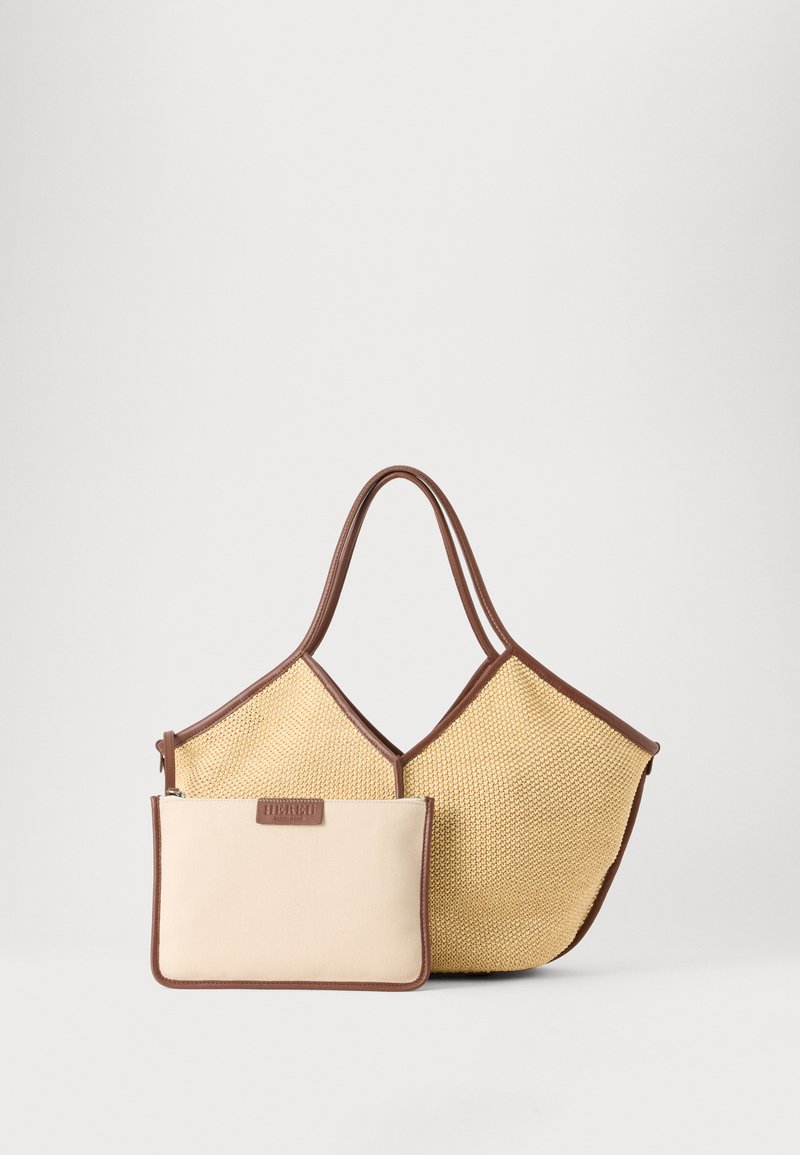 Sac fourre-tout tissé beige avec garniture marron et anses, accompagné d'une petite pochette beige avec bords marron et fermeture éclair.