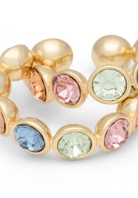 Armbanduhr in Goldoptik mit ovalen, facettierten Edelsteinen in Hellblau, Pink, Pfirsich und Grün, ergänzt durch glatte und strukturierte Akzente.