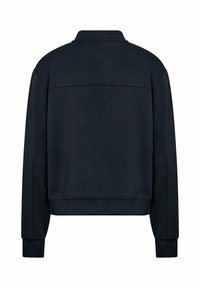 Zwarte trui met een hoge kraag, lange mouwen en een subtiel gestructureerd patroon. Heeft een strak ontwerp aan de achterkant en geribbelde manchetten.