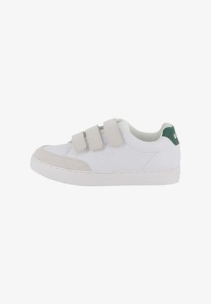 Baskets blanches avec des accents en daim gris, dotées de trois bandes velcro, d'une semelle texturée et d'un détail de logo vert sur le talon.