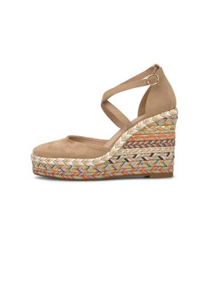 Sandalia cuña de ante beige con hebilla en la correa del tobillo y suela de plataforma trenzada multicolor.