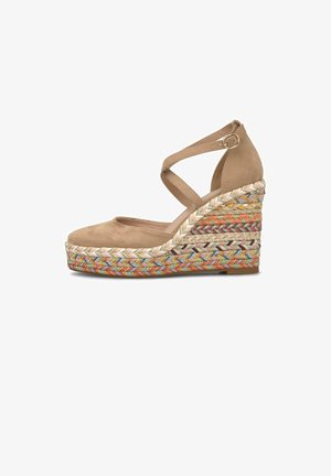 Sandalia cuña de ante beige con hebilla en la correa del tobillo y suela de plataforma trenzada multicolor.