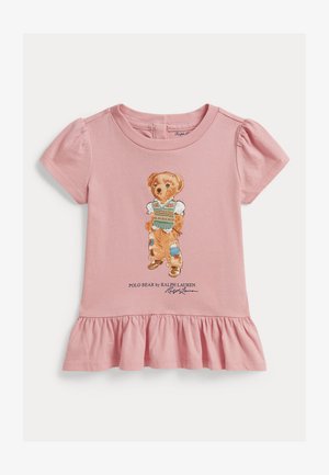 Rožinė mažylio suknelė su raukti apačia, kurioje pavaizduotas lokys vilkintis megztinį be rankovių, taisytas kelnes ir batus, po apačia užrašas „Polo Bear by Ralph Lauren“.