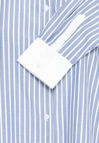 Lichtblauw en wit gestreept shirt met een frisse witte kraag, volledige knoopsluiting en een gestructureerde stof met een lichte glans.
