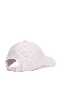 Rosa og hvit stripete baseballcap med buet skygge, justerbar metallspenne og ventilerende øyelets bak. Laget av bomull.