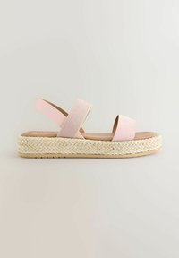 Ljust rosa espadrillosandal med två breda remmar, vävd juteplattform och platt klack. Mjuk textur och avslappnad design.