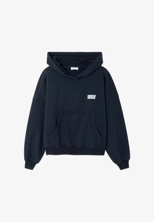 Tume-sinine puuvillasegune kapuutsiga fliis, millel on ees kängurutasku, soonikkoes mansetid ja valge väike logo rinnal.