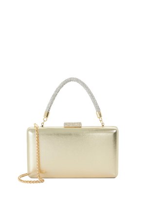 Pochette rectangulaire dorée avec une poignée supérieure incrustée de strass et une bandoulière chaîne dorée sur fond blanc.