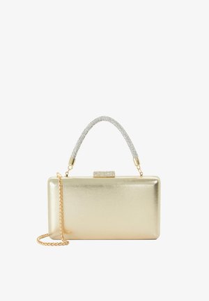 Rechthoekige gouden clutch met een met strass bezette bovenste handgreep en een gouden ketting schouderriem op een witte achtergrond.