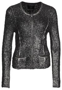Czarna marynarka z cekinami o dopasowanym kroju, z zamkiem błyskawicznym, okrągłym dekoltem i dwoma przednimi kieszeniami wykończonymi gładkim czarnym obszyciem.