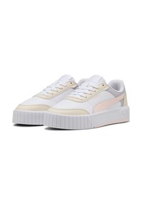 Sneaker bianchi con un design geometrico, caratterizzati da accenti in morbido rosa e beige, pelle texturizzata e una spessa suola in gomma bianca.