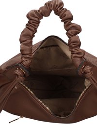 Borsa a mano in pelle marrone con manici arricciati e strutturati. Chiusura con zip, interno foderato con motivo logo. Vano spazioso per riporre oggetti.