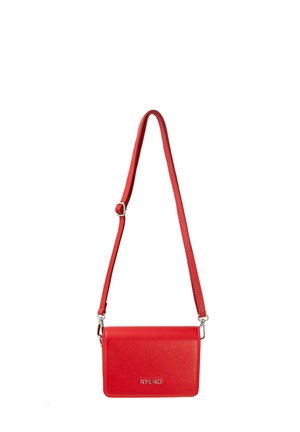 Borsa a tracolla rossa in pelle con finitura testurizzata, forma rettangolare, tracolla regolabile e accessori in argento con logo del marchio.