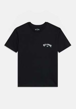 T-shirt en coton noir avec un col rond et des manches courtes. Logo blanc notable sur la poitrine gauche avec un design texturé.