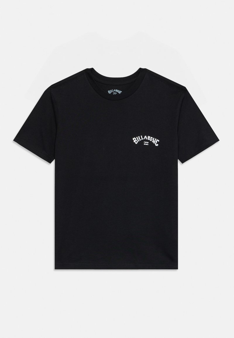 Czarny bawełniany t-shirt z okrągłym dekoltem i krótkimi rękawami. Wyraźne białe logo na lewej piersi z teksturowanym wzorem.