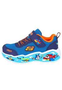Zapatilla deportiva azul con parte superior de malla transpirable, detalles en naranja, correa de Velcro y gráficos coloridos de aviones en la suela blanca.