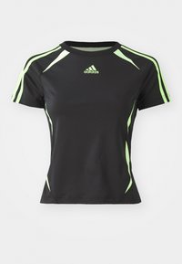 Schwarzes sportliches T-Shirt mit kurzen Ärmeln, grünen Akzenten an den Schultern und Seiten, aus einem glatten, flexiblen Material gefertigt.