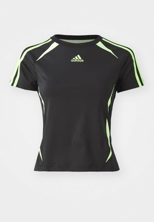 Černé sportovní tričko s krátkými rukávy a zelenými akcenty na ramenou a bocích, vyrobené z hladkého a pružného materiálu.