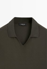 Dunkelolivgrünes Polohemd mit kurzen Ärmeln, einem gerippten Kragen und V-förmigem Ausschnitt, mit einem Massimo Dutti-Etikett im Krageninneren.