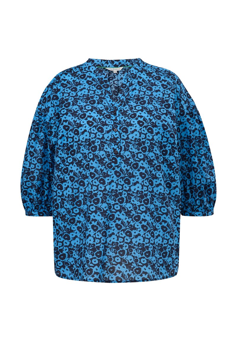 Blusa floral azul con cuello redondo, mangas cortas abullonadas y detalles de botones. El patrón presenta flores de un azul más oscuro sobre un fondo azul más claro.