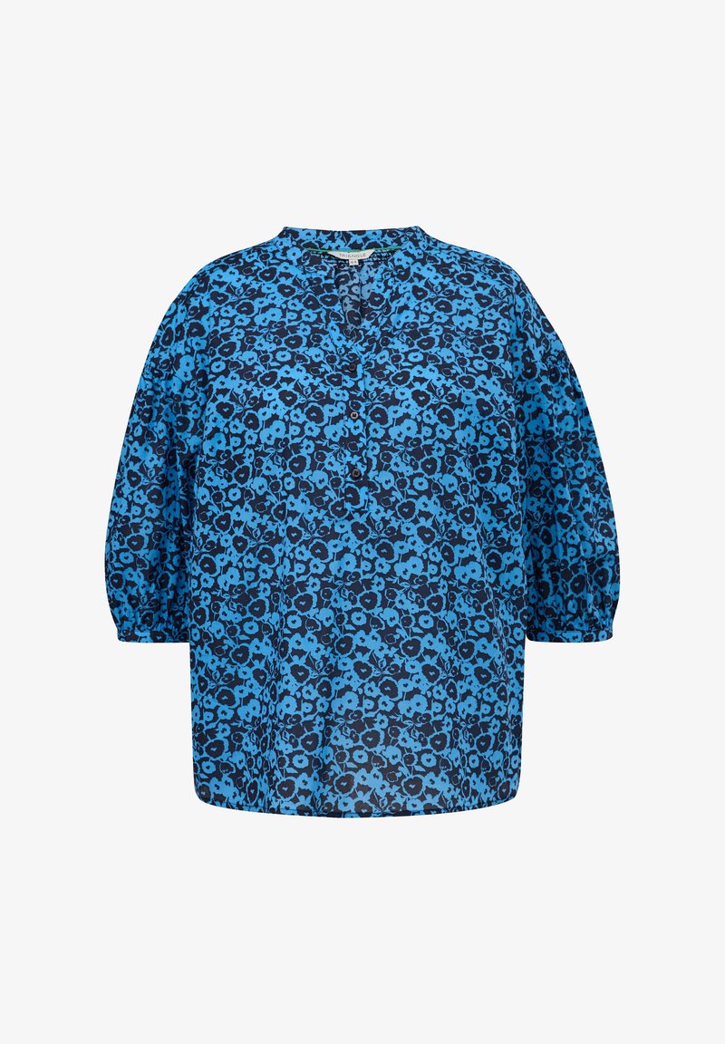 Blaue Bluse mit floralen Muster, rundem Halsausschnitt, kurzen Puffärmeln und Knopfdetails. Das Muster zeigt dunklere blaue Blumen auf einem hellblauen Hintergrund.