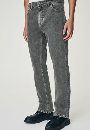 Grijze denim jeans met een recht gesneden ontwerp, met een ritsluiting, vijf zakken en subtiele wassing aan de voorkant.