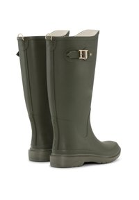 Par de botas de lluvia altas de goma verde oliva con pequeño detalle de hebilla cerca de la parte superior y suelas gruesas con ranuras, sobre un fondo blanco.