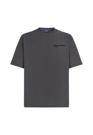 Šedé bavlněné tričko s kulatým výstřihem, krátkými rukávy a malým černým logem na levé straně hrudníku. Hladká textura, volný střih.