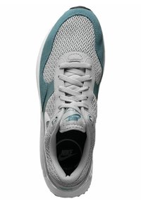 Sneaker Nike con tomaia in mesh grigio chiaro e dettagli in suede teal, lacci rotondi, collo imbottito e suola nera.