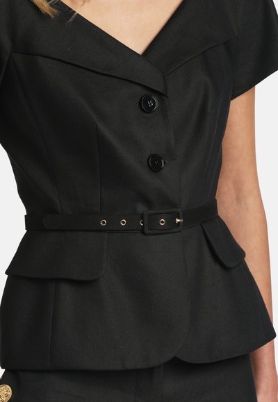 Schwarzer taillierter Blazer mit kurzen Ärmeln, weitem Kragen, zwei Knöpfen, tailliertem Gürtel und seitlichen Klappentaschen.