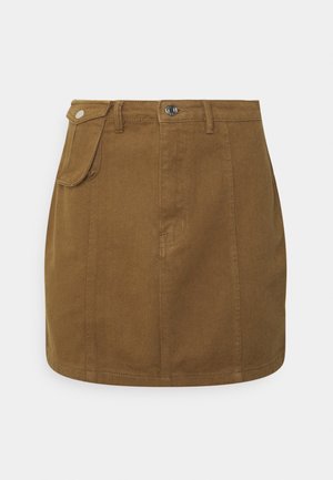 Brun denimnederdel med en tætsiddende pasform, lige snit og synlige syninger. Har en frontknaplukning og sidelommer.