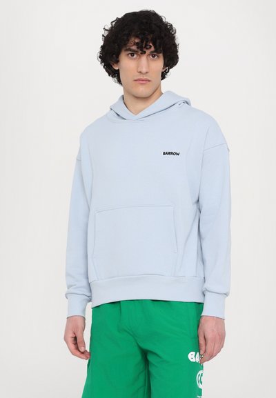 Sudadera azul claro con bolsillo frontal y logo negro "BARROW", con un corte relajado y puños acanalados, combinada con pantalones cortos verdes.
