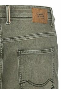 Grijze denim broek met gestikte details en een leren label "Camel Active" op de tailleband. Inclusief een ontwerp van een achterzak.