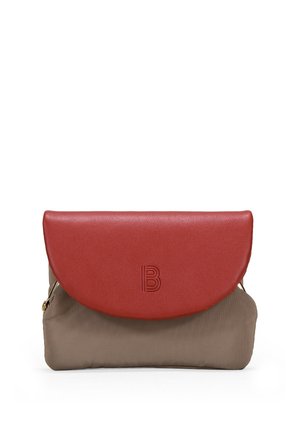 El bolso de mano presenta una solapa de cuero roja con el logo "B" en relieve y una base de tela beige texturizada, forma estructurada y cremallera en tono dorado.