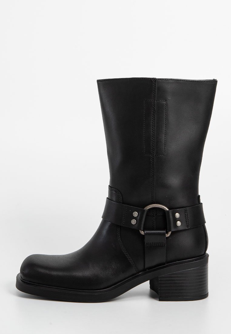Schwarze kniehohe Lederstiefel mit runder Zehenpartie, breitem Riemen und Schnallendetail, strukturiertem Obermaterial und klobigem Blockabsatz.