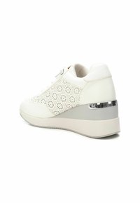 Zapatilla blanca con patrón floral perforado, acabado texturizado, cierre de cordones y tacón cuña con acento metálico en la parte trasera.
