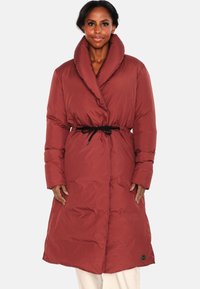 Rød dunjakke med stor sjalkrage, innsvingt midje med svart belte og sidelommer. Har en blank tekstur og er knelang.