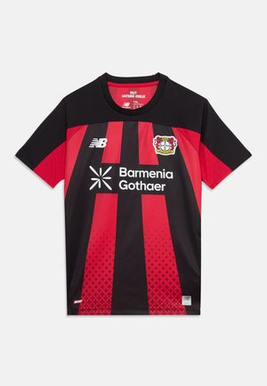 Maillot de football rayé noir et rouge avec le logo Bayer Leverkusen, le logo New Balance et le texte du sponsor Barmenia Gothaer à l'avant.
