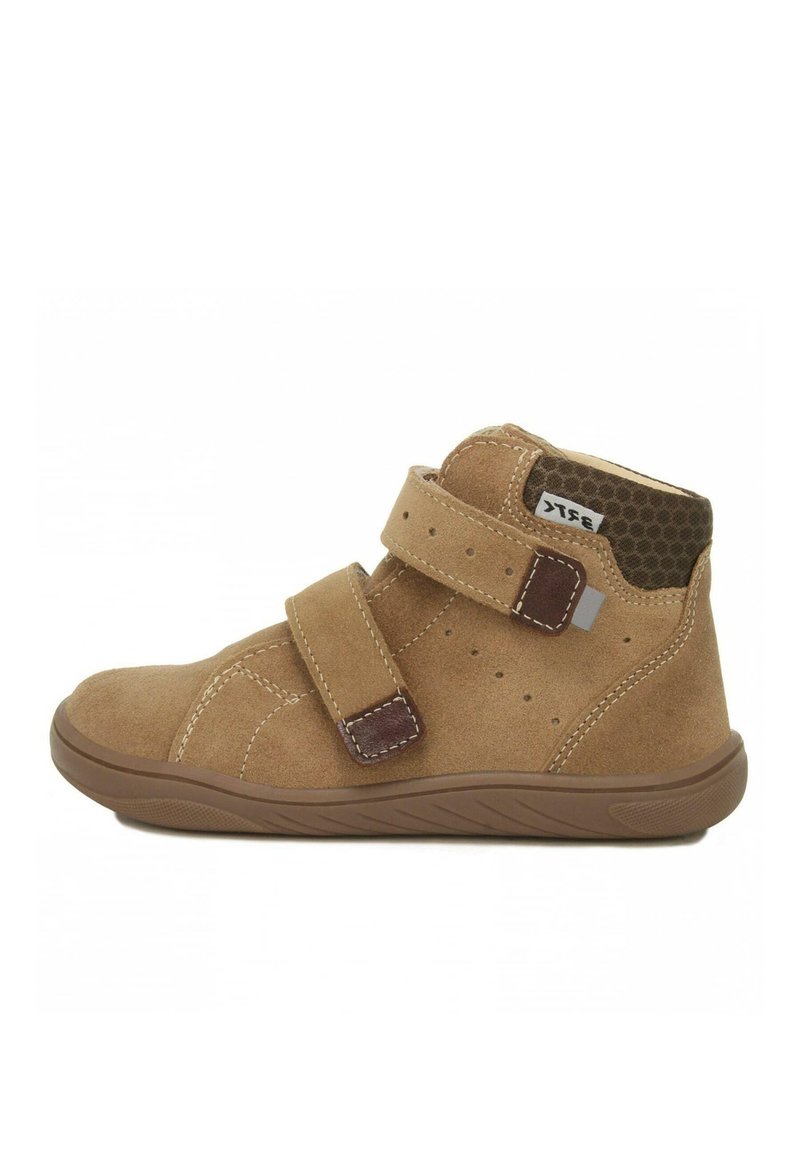 Stivale alla caviglia in suede marrone con due cinturini regolabili, colletto imbottito, perforazioni e suola in gomma testurizzata con motivo a zigzag.