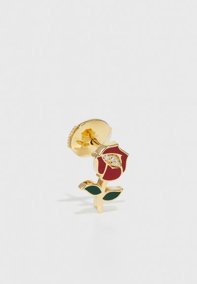 Orecchini a forma di rosa in tono oro, con petali di smalto rosso, foglie verdi e un accento di pietra preziosa trasparente centrale.