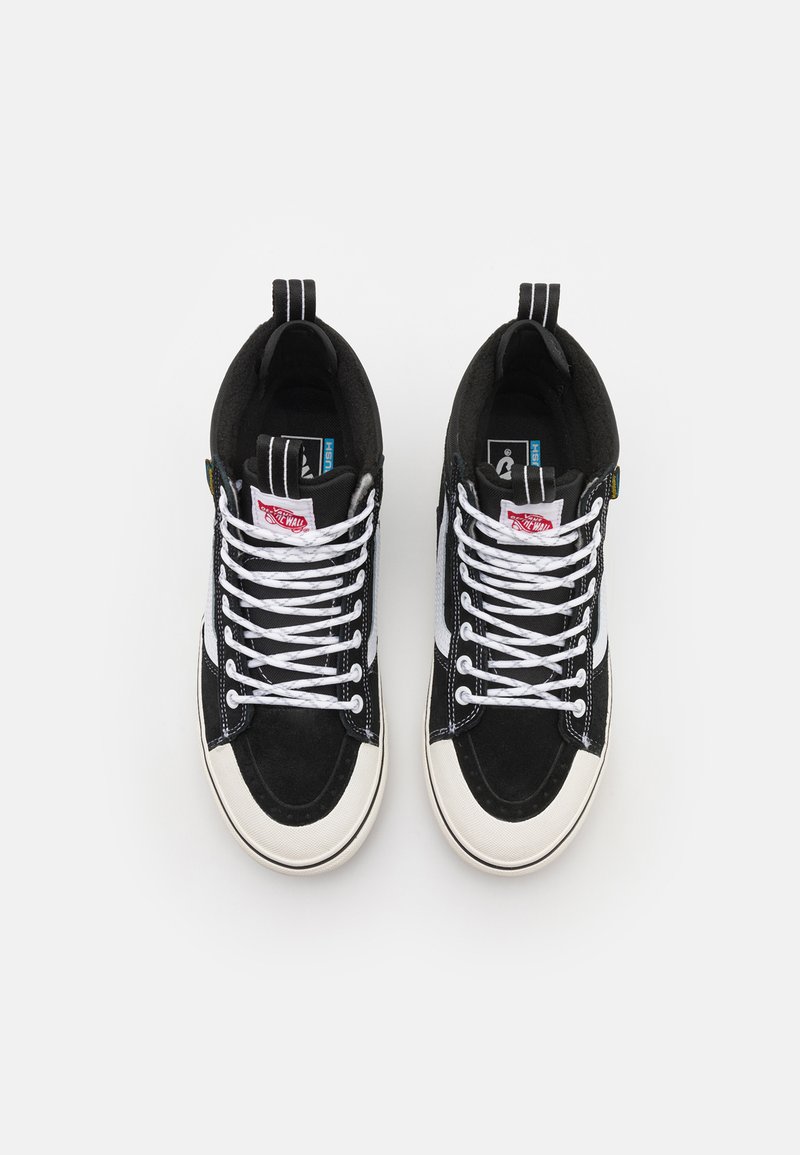 Czarne wysokie sneakersy wykonane z zamszu i płótna, z białymi sznurowadłami, białym paskiem po boku i kremową gumową podeszwą.