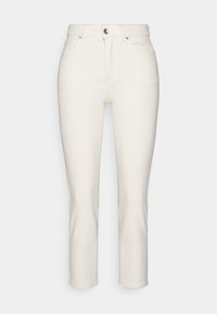 Jeans de denim blanco con corte recto, diseño de cinco bolsillos y cierre frontal de botón. Presentan costuras mínimas y una textura suave.