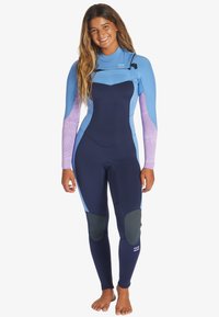 Traje de neopreno con un cuerpo de color azul marino, mangas de color azul claro y acentos con un patrón morado. Fabricado con material elástico y con rodilleras.