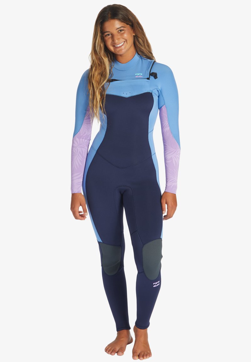 Traje de neopreno con un cuerpo de color azul marino, mangas de color azul claro y acentos con un patrón morado. Fabricado con material elástico y con rodilleras.