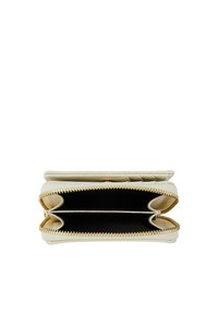 Portefeuille en cuir beige avec fermeture éclair dorée, offrant deux compartiments et un design texturé. L'intérieur est noir et lisse.