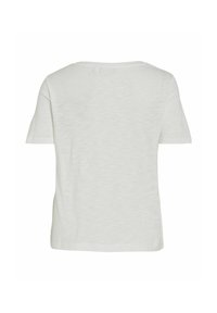 Camiseta blanca de manga corta hecha de una tela suave, con un escote redondo y una textura lisa y uniforme sin patrones o acentos visibles.
