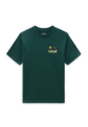 Camiseta de manga corta Vans de color verde oscuro con gráfico de montaña y sol, y texto "Vans Off The Wall" en el pecho izquierdo.